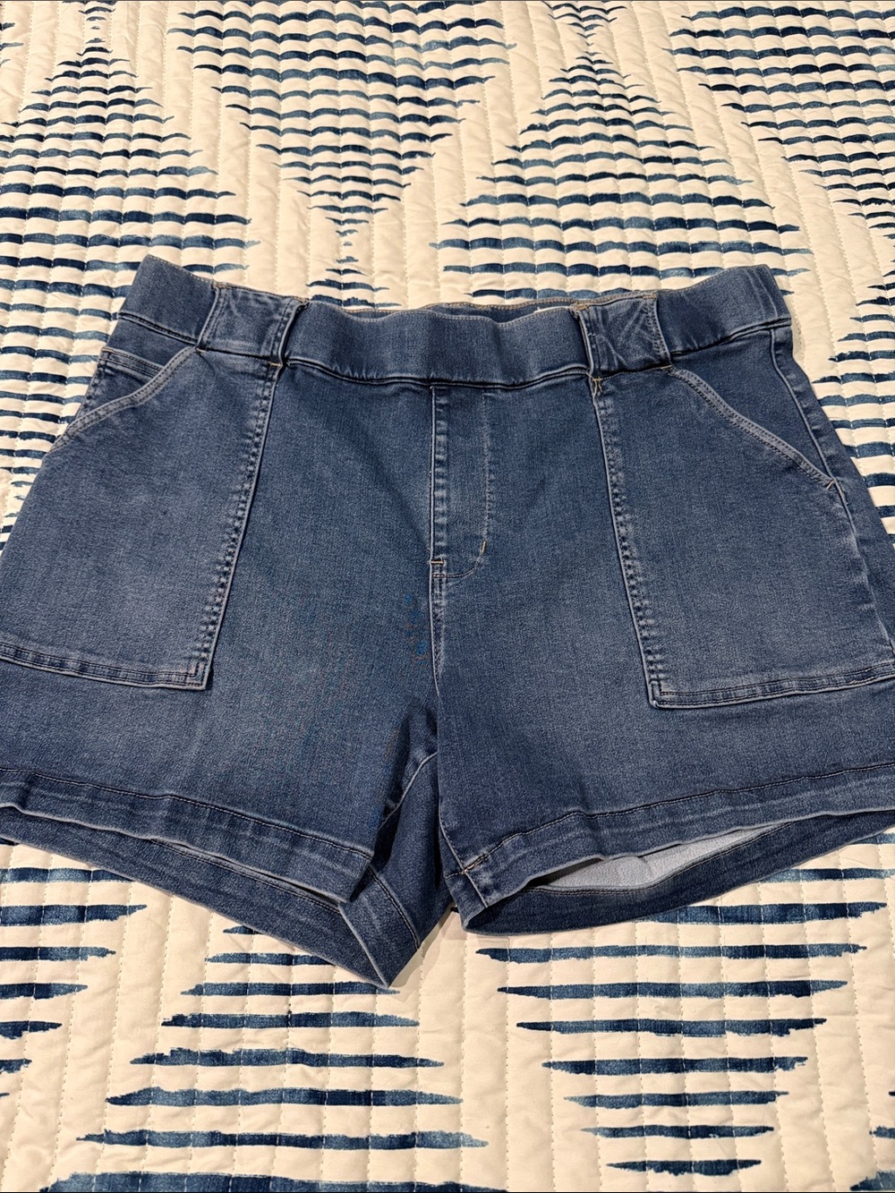 Relaxed Patch-Pocket Denim Shorts - Medium Blue
